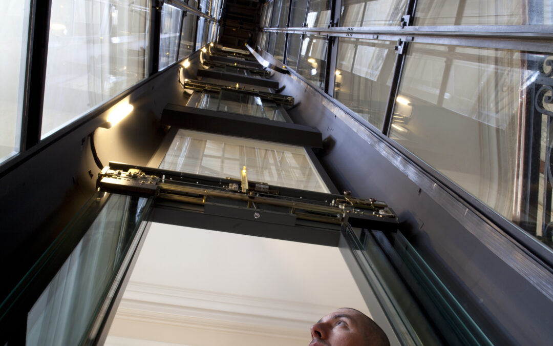 Från reaktivt till proaktivt: Hur realtidsövervakning ger dig kontroll över dina hissar